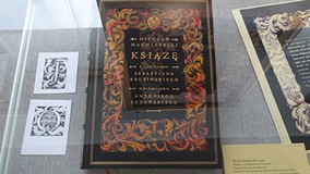 Książka Niccolò Machiavellego „Książę” umieszczona w gablocie