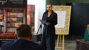 Katarzyna Stenzel podczas recytacji na wernisażu książki Niccolò Machiavellego „Książę”