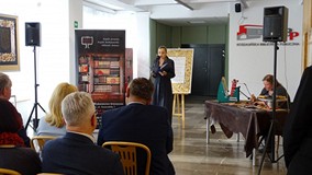 W głębi: Katarzyna Stenzel podczas recytacji na wernisażu książki Niccolò Machiavellego „Książę”, na