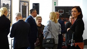 Publiczność zwiedzająca wystawę