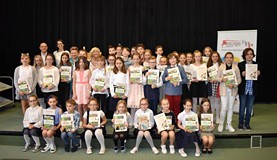 Wspólne zdjęcie uczestników 51. Regionalnego Turnieju Recytatorskiego Ptaki, ptaszki i ptaszęta poln