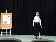 Uczestniczka 51. Turnieju Recytatorskiego „Ptaki, ptaszki i ptaszęta polne