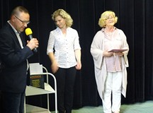 Od lewej: Dyrektor KBP, Dariusz Pawlikowski, Sylwia Olesiak, Bożena Kaczmarek podczas wręczania nagr