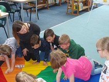 Dzieci ćwiczą mimikę twarzy