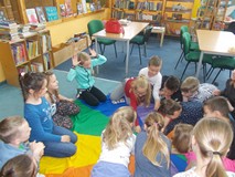 Dzieci ćwiczą mimikę twarzy