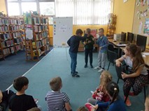 Dzieci odgrywają role