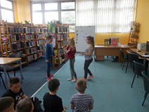 Dzieci odgrywają role