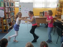 Dzieci odgrywają role