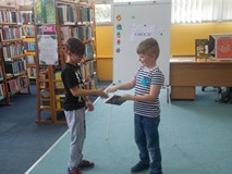 Dzieci odgrywają role