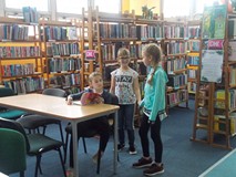 Dzieci odgrywają role