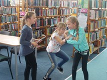 Dzieci odgrywają role