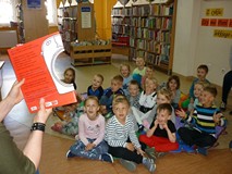 Bibliotekarka prezentuje dzieciom Książkę z dziurą