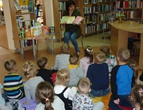 Bibliotekarka prezentuje dzieciom serię książeczek Mo Willemsa