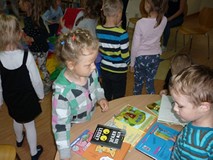 Dzieci wybierają książeczki z Biblioteczki Malucha