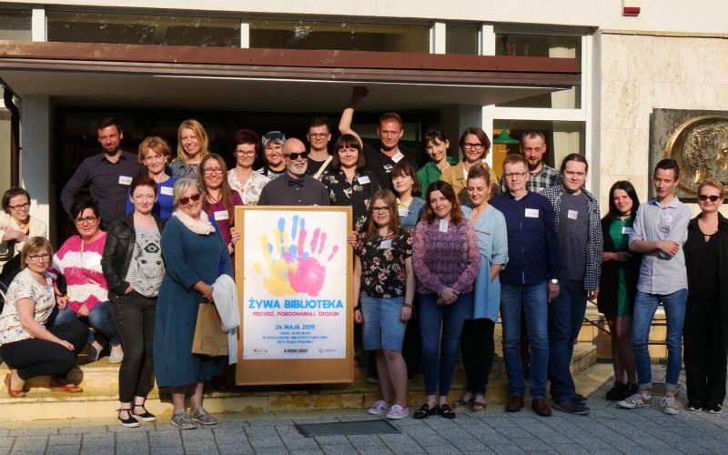 Wspólne zdjęcie organizatorów Żywej Biblioteki 2019. Pośrodku uczestników widnieje...