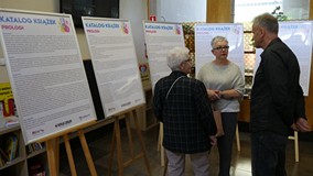 Uczestnicy Żywej Biblioteki stoją przy 