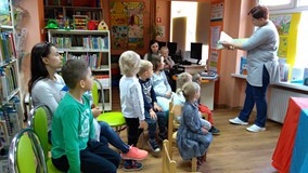 Prezentacja książek o owagach, robalach i innych stworzeniach żyjących w naszym ekosystemie