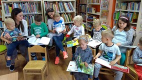 Prezentacja książek o owagach, robalach i innych stworzeniach żyjących w naszym ekosystemie