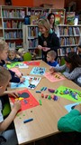 Zajęcia plastyczne, dzieci wyklejają plasteliną pszczoły i motyle