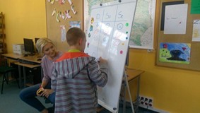 Chłopiec zapisuje wyniki konkursu na tablicy