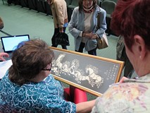 Barbara Li-Przywara prezentuje obraz z motywami chińskimi