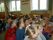 Dzieci słuchają czytających bibliotekarek
