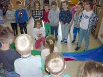 Zabawa z chustą animacyjną - CZY ZNASZ MOJE IMIĘ?