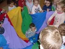 Zabawa z chustą animacyjną - CALINECZKA