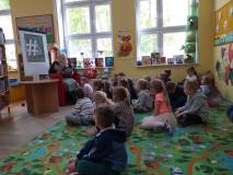 Ewa Marczak czyta przedszkolakom
