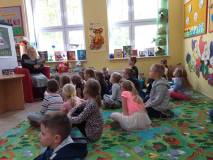 Ewa Marczak czyta przedszkolakom
