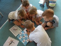 Dzieci oglądają książeczki