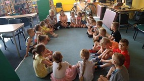 bibliotekarki czytają dzieciom książkę o sporcie