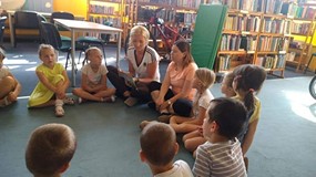 bibliotekarki czytają dzieciom książkę o sporcie