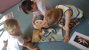 Dzieci oglądają książeczki