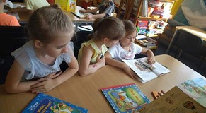 Dzieci oglądają książeczki