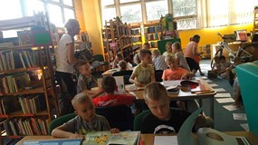 Dzieci oglądają książeczki