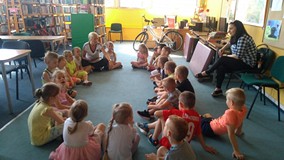bibliotekarka czyta dzieciom opowiadanie