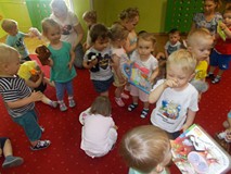 Dzieci oglądają książeczki i bawią się pacynkami