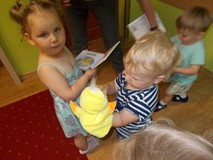 Dzieci oglądają książeczki i bawią się pacynkami