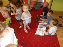 Dzieci oglądają książeczki i bawią się pacynkami