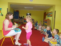 dzieci uczą się kolorów