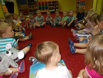 Dzieci oglądają książeczki i bawią się pacynkami