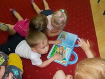 Dzieci oglądają książeczki i bawią się pacynkami