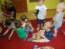 Dzieci oglądają książeczki i bawią się pacynkami