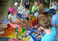 Na zakończenie spotkania dzieci oglądają książki