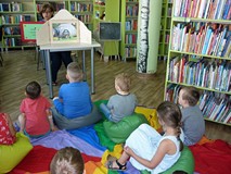Kolejna grupa dzieci słucha opowieści