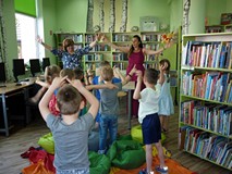 Przedszkolaki śpiewają na zakończenie spotkania