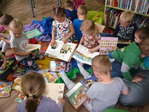 Dzieci przeglądają książki