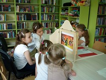 Dzieci z Klubu poznają kamishibai