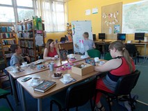 Dzieci dyskutują o książce